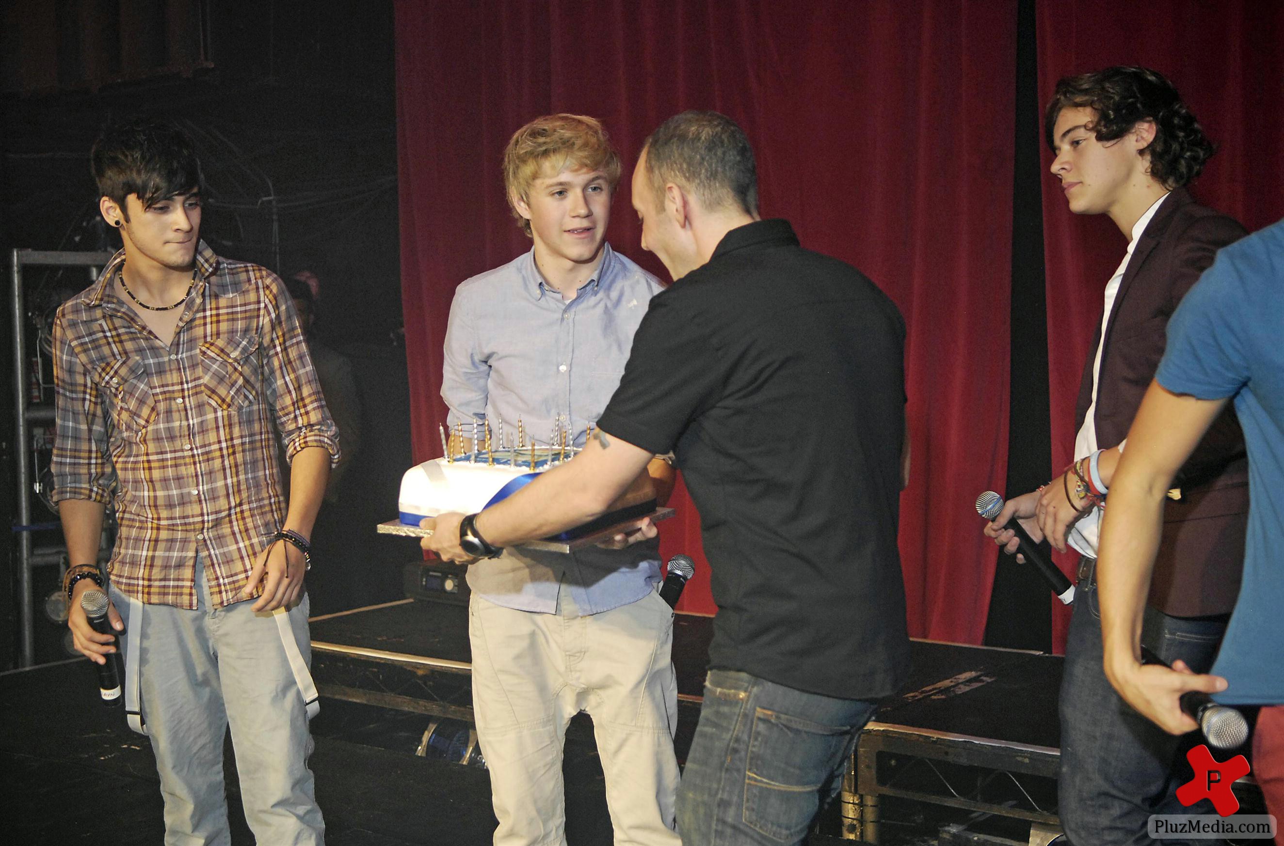 One Direction perform live at G-A-Y nightclub photos | Picture 80777